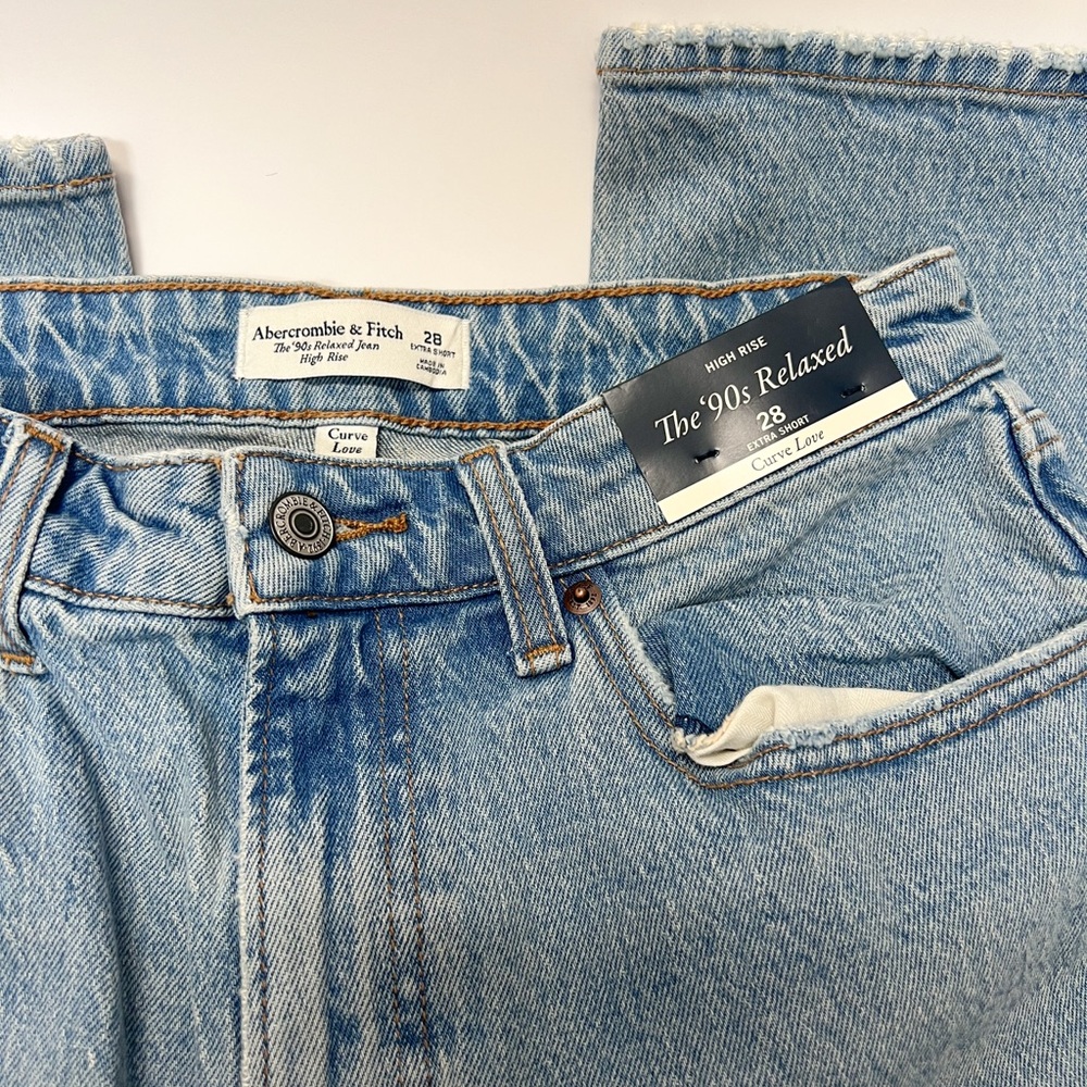 Abercrombie & Fitch 90’s Relaxed High Rise Curve Love Light Wash Denim Jeans - Picture 2 of 4